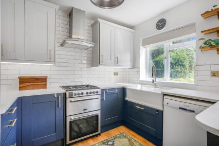 4 bedroom Semi-detached house to let in Manor Road, Stoughton, Guildford, GU2
