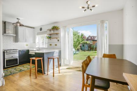 4 bedroom Semi-detached house to let in Manor Road, Stoughton, Guildford, GU2