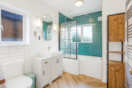 4 bedroom Semi-detached house to let in Manor Road, Stoughton, Guildford, GU2