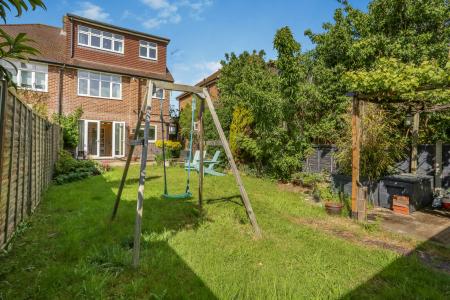 4 bedroom Semi-detached house to let in Manor Road, Stoughton, Guildford, GU2