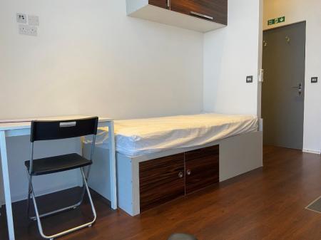 1 bedroom Studio flat to let in Guildford Park Road, Guildford, GU2