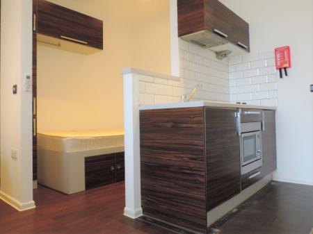 1 bedroom Studio flat to let in Guildford Park Road, Guildford, GU2