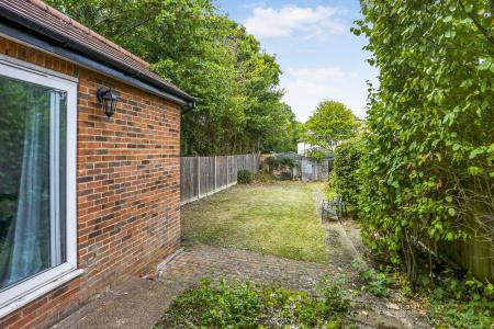 1 bedroom House share to let in Ashenden Road, Guildford, GU2