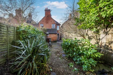 2 bedroom Semi-detached house for sale in Margaret Road, Town Centre, Guildford, GU1