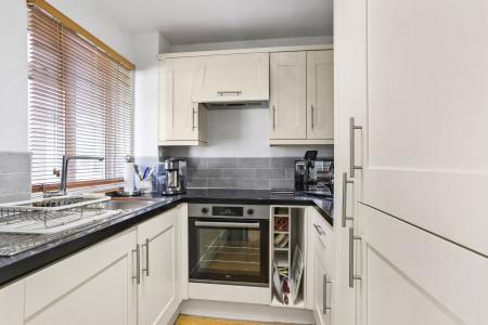 1 bedroom Flat to let in Mathon Ct, Cross Lane, Guildford, GU1