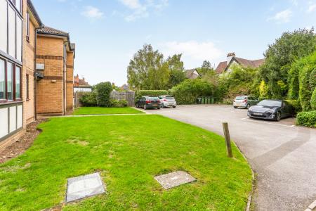 1 bedroom Flat to let in Grange Rd, Guildford, GU2