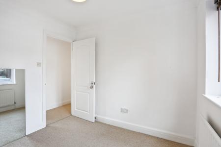2 bedroom Ground floor maisonette to let in Middle Farm Place, Effingham, KT24