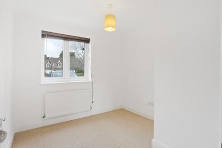 2 bedroom Ground floor maisonette to let in Middle Farm Place, Effingham, KT24