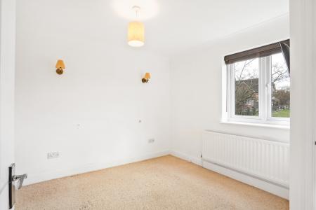 2 bedroom Ground floor maisonette to let in Middle Farm Place, Effingham, KT24