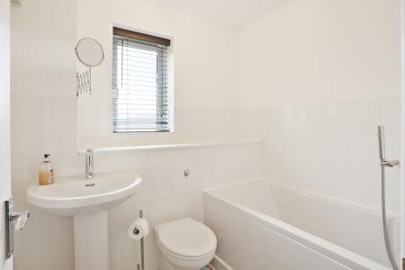 2 bedroom Ground floor maisonette to let in Middle Farm Place, Effingham, KT24