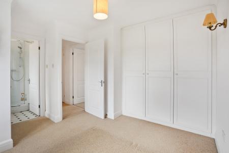 2 bedroom Ground floor maisonette to let in Middle Farm Place, Effingham, KT24