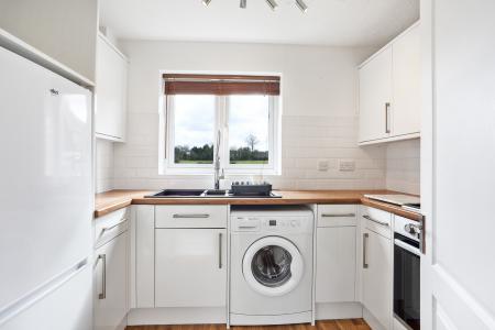 2 bedroom Ground floor maisonette to let in Middle Farm Place, Effingham, KT24