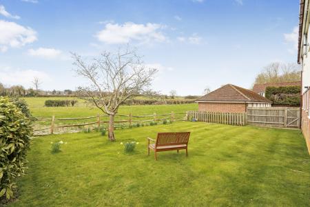 2 bedroom Ground floor maisonette to let in Middle Farm Place, Effingham, KT24