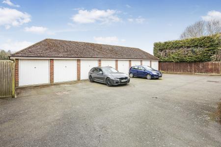 2 bedroom Ground floor maisonette to let in Middle Farm Place, Effingham, KT24