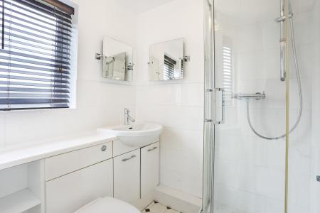 2 bedroom Ground floor maisonette to let in Middle Farm Place, Effingham, KT24