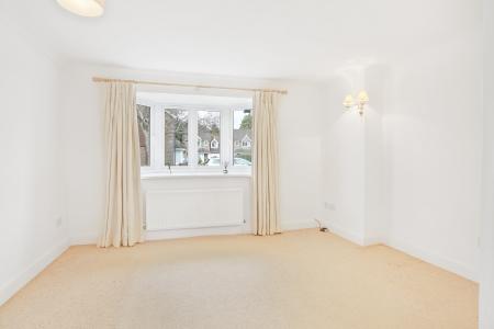 2 bedroom Ground floor maisonette to let in Middle Farm Place, Effingham, KT24