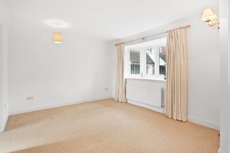 2 bedroom Ground floor maisonette to let in Middle Farm Place, Effingham, KT24