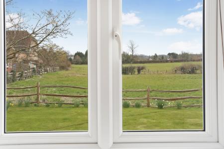 2 bedroom Ground floor maisonette to let in Middle Farm Place, Effingham, KT24