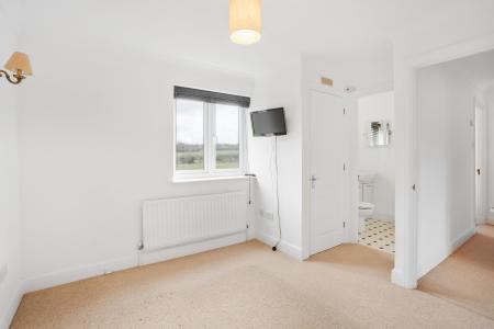 2 bedroom Ground floor maisonette to let in Middle Farm Place, Effingham, KT24