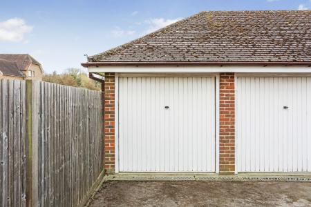 2 bedroom Ground floor maisonette to let in Middle Farm Place, Effingham, KT24