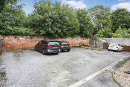 1 bedroom Flat to let in High Path Road, Guildford, GU1