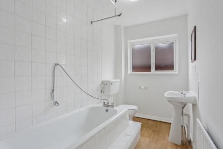 1 bedroom Flat to let in High Path Road, Guildford, GU1