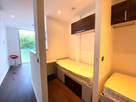 2 bedroom Flat to let in Guildford Park Road, Guildford, GU2