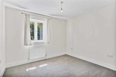 2 bedroom Detached house to let in Grange Close, Guildford, GU2