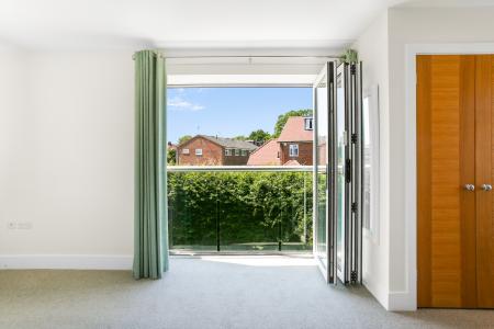 2 bedroom Detached house to let in Grange Close, Guildford, GU2