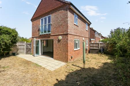 2 bedroom Detached house to let in Grange Close, Guildford, GU2