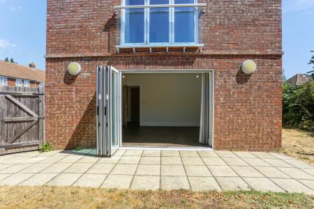 2 bedroom Detached house to let in Grange Close, Guildford, GU2