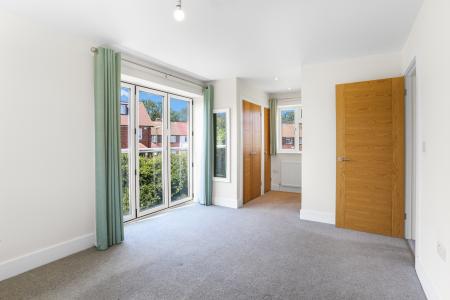 2 bedroom Detached house to let in Grange Close, Guildford, GU2