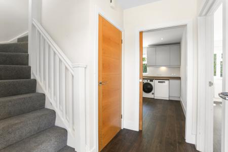 2 bedroom Detached house to let in Grange Close, Guildford, GU2