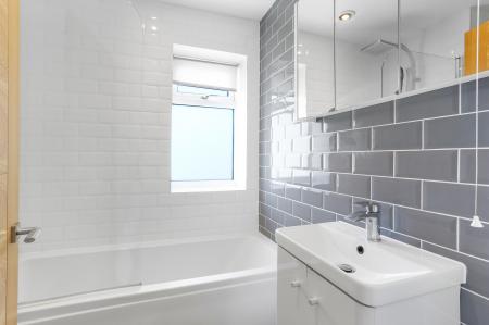 2 bedroom Detached house to let in Grange Close, Guildford, GU2
