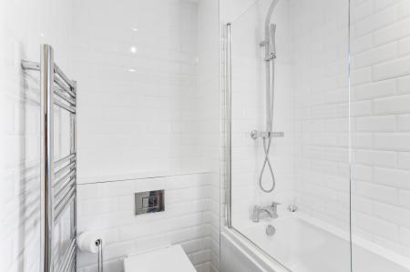 2 bedroom Detached house to let in Grange Close, Guildford, GU2