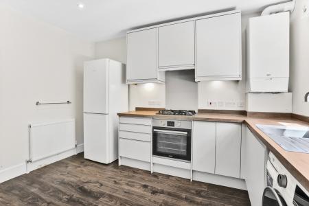 2 bedroom Detached house to let in Grange Close, Guildford, GU2
