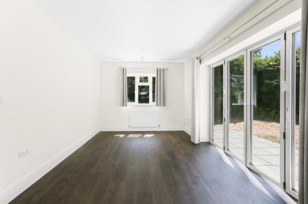 2 bedroom Detached house to let in Grange Close, Guildford, GU2