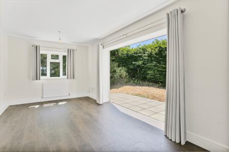 2 bedroom Detached house to let in Grange Close, Guildford, GU2