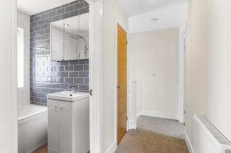 2 bedroom Detached house to let in Grange Close, Guildford, GU2