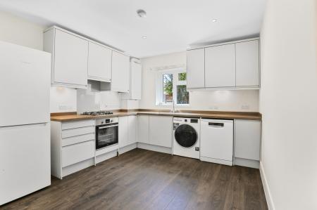 2 bedroom Detached house to let in Grange Close, Guildford, GU2