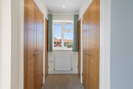 2 bedroom Detached house to let in Grange Close, Guildford, GU2