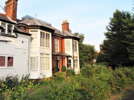 London Rd, Burpham, Guildford, GU1