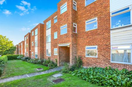1 bedroom Flat for sale in Stratton Court, Worplesdon Rd, Stoughton, Guildford, GU2