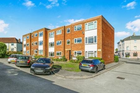 1 bedroom Flat for sale in Stratton Court, Worplesdon Rd, Stoughton, Guildford, GU2