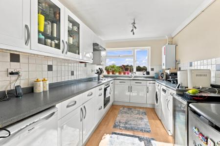 1 bedroom Flat for sale in Stratton Court, Worplesdon Rd, Stoughton, Guildford, GU2