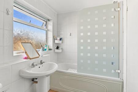 1 bedroom Flat for sale in Stratton Court, Worplesdon Rd, Stoughton, Guildford, GU2