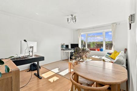 1 bedroom Flat for sale in Stratton Court, Worplesdon Rd, Stoughton, Guildford, GU2