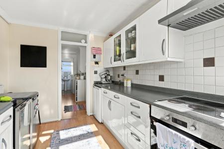 1 bedroom Flat for sale in Stratton Court, Worplesdon Rd, Stoughton, Guildford, GU2