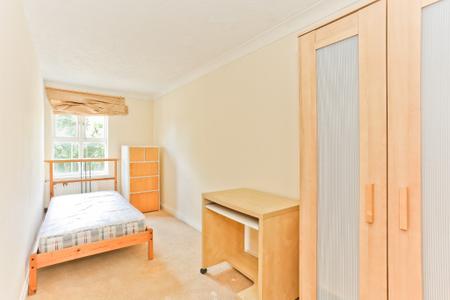 4 bedroom Terraced House to let in St Mary`s Way, Guildford, GU2