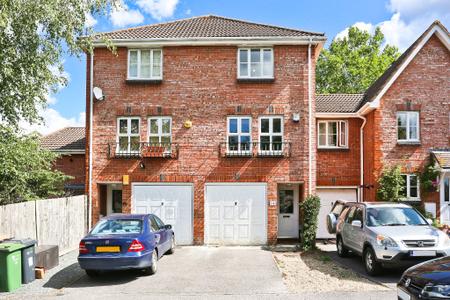 4 bedroom Terraced House to let in St Mary`s Way, Guildford, GU2